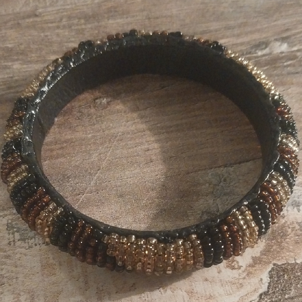 Elegant Beaded Bracelet - Black and Gold